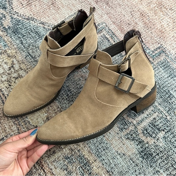 G.H. Bass Co. Western Ankle Bootie Buckle Beige Shoes sz 7 - Picture 4 of 7